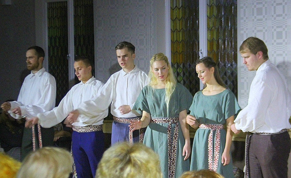 Jelgavas Latviešu biedrības teātris aicina uz izrādi “Tautasdziesmas DNS manī”
