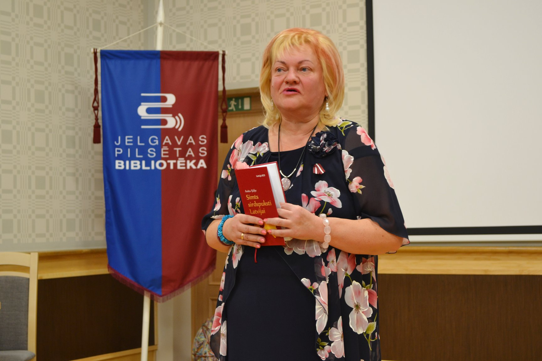 Iznācis Anitas Ķēķes dzejoļu krājums “Simts sirdspuksti Latvijai”