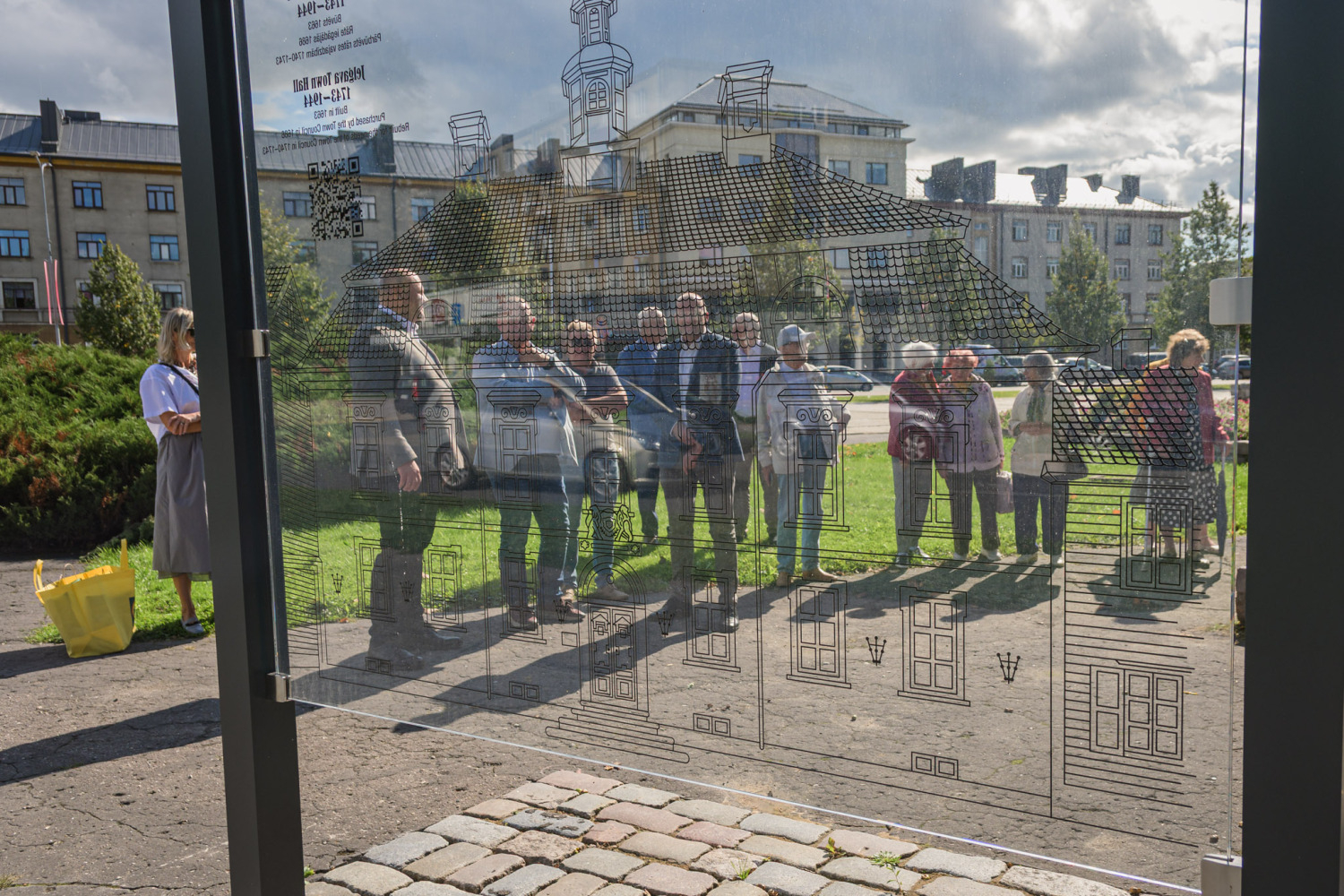 Atklāts Jelgavas rātsnamam veltīts stends